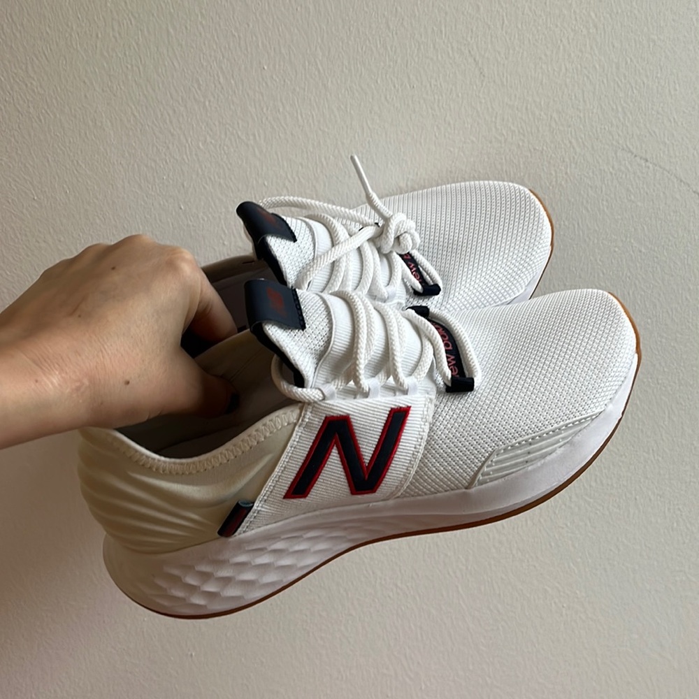 NWOT New Balance Roav women’s sneakers